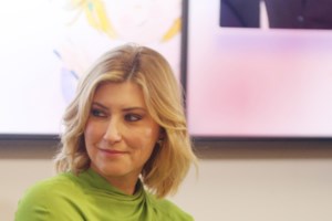 Όλγα Τρέμη: Η σπάνια δημόσια εμφάνιση στην Αθήνα - Πιο ξανθιά από ποτέ με στιλάτο look - εικόνα 4