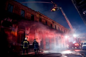 Νίκαια: Φωτιά σε εγκαταλελειμμένο κτίριο - Κινητοποίηση της Πυροσβεστικής [εικόνες - βίντεο] - εικόνα 3