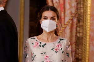 Μόνικα Μπελούτσι: Ποζάρει με total black και αποκαλύπτει τι κάνει κάθε πρωί - "Θέλω να νιώθω γυναίκα" - εικόνα 8