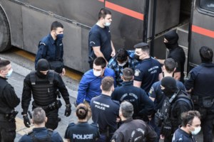 Δολοφονία Τοπαλούδη: Σε κλάματα ξέσπασε ο πατέρας - Ο σπαραγμός της μητέρας [εικόνες] - εικόνα 3