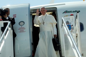 Στην Αθήνα ο Πάπας Φραγκίσκος: Η συμβολική υποδοχή στο αεροδρόμιο [Εικόνες] - εικόνα 8