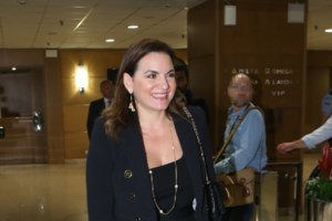 Όλγα Κεφαλογιάννη: Με look γκέισας στο θέατρο - Το απίθανο κιμονό που συνδύασε με τζιν παντελόνι - εικόνα 5