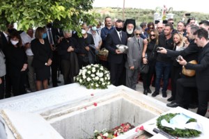 Δύο χρόνια χωρίς τον Λαυρέντη Μαχαιρίτσα: Συγκινεί η κόρη του - "Αντί να συνηθίζεται γίνεται όλο και χειρότερο"