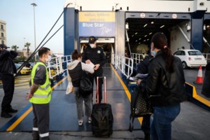 Πώς θα ταξιδέψουμε στα νησιά: Οι εμβολιασμένοι, οι "αδικημένοι" και οι ανεμβολίαστοι