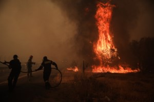 Φωτιά στη Βαρυμπόμπη - Συγκλονιστικό βίντεο: Αστυνομικοί προσπαθούν να σπάσουν την πόρτα ψάχνοντας για εγκλωβισμένους