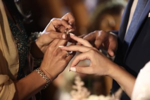 Ποια μέτρα, ποια ατομική ευθύνη; Γάμος στην Αλεξανδρούπολη με απίστευτο συνωστισμό [βίντεο]