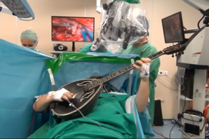 Τον χειρουργούσαν στον εγκέφαλο και έπαιζε... μπουζούκι: "Ήμουν ξύπνιος περίπου 1,5 ώρα και έπαιζα παραγγελιές" - εικόνα 2