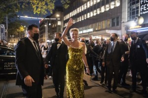 Σάρον Στόουν: Σέξι με animal print φόρεμα Dolce & Gabbana - Ο ανατρεπτικός συνδυασμός - εικόνα 5