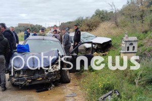 Σοβαρό τροχαίο στην Ηλιούπολη: Ανατράπηκε ΙΧ και κρεμόταν από τις προστατευτικές μπάρες [εικόνες]