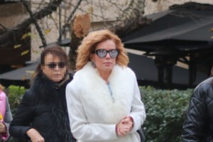 Ευγενία Μανωλίδου: Πρωινή βόλτα στην Αθήνα με κόκκινο μπλέιζερ, 12ποντα και Gucci - εικόνα 4