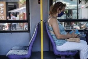 Νίκος Χαρδαλιάς: Με μάσκα πρώτη φορά σε ενημέρωση για τον κορονοϊό [εικόνα] - εικόνα 2