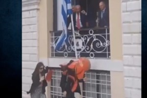 Κέρκυρα: Ατύχημα από τους Μπότηδες - Τραυματίστηκε γυναίκα από κανάτι που έπεσε στο κεφάλι της