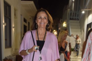 Η Νόνικα Γαληνέα, πανέμορφη στον πρώτο της γάμο στα '50s - Το κεντημένο με πέρλες νυφικό [εικόνα]