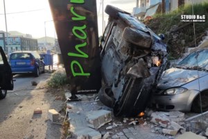 Τρομακτικό τροχαίο στη Θεσσαλονίκη: Αυτοκίνητο πέφτει σε βιτρίνα καταστήματος [Εικόνες, βίντεο] - εικόνα 2