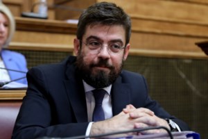 "Βαράτε παλαμάκια σ'όποιον π@δ@γε παιδάκια": Το σκληρό τραγούδι του Πάνου Βλάχου για την αποφυλάκιση Λιγνάδη [βίντεο]