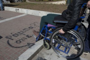 Ερχεται επίδομα για "νταντά της γειτονιάς": 200 - 250 ευρώ τον μήνα σε εργαζόμενους γονείς για babysitter