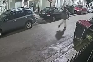 Ντοκουμέντο: Επιδειξίας στο Αιγάλεω ακολουθεί και παρενοχλεί δύο γυναίκες- Επιτέθηκε και θώπευσε τη μία