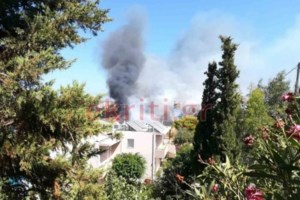 Φωτιά σε υπόνομο στη Λ. Αθηνών - Διακόπηκε η κυκλοφορία και στα δύο ρεύματα