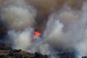 Μάχη με τις φλόγες για δεύτερη ημέρα στη Μήλο - Χωρίς ενεργά μέτωπα οι φωτιές σε Σέρρες και Ασπρόπυργο