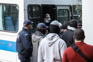 Πέραμα: Ελεύθεροι οι επτά αστυνομικοί και οι δύο ανήλικοι Ρομά - Χειροκροτήματα έξω από τα δικαστήρια Πειραιά [Βίντεο] - εικόνα 5