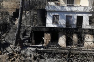 Ο Μητσοτάκης προσπαθεί να μαζέψει τα "σπασμένα" στην Πεντέλη μετά την πρωτοφανή καταστροφή από τις φωτιές - εικόνα 2