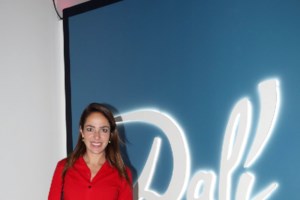 Ζέτα Δούκα: Η σπάνια δημόσια εμφάνιση με την κόρη της Θάλεια - Το κομψό κορίτσι με τις παγιέτες και την τιάρα στα μαλλιά - εικόνα 5