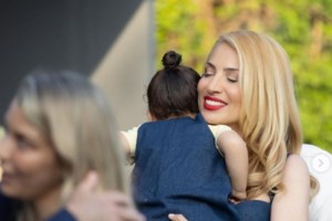 Μαρία Ηλιάκη: Η τρυφερή φωτογραφία με την κορούλα της στην παραλία [Εικόνα] - εικόνα 2