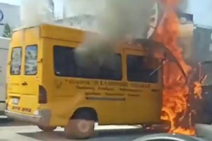 Σύγκρουση σχολικού λεωφορείου με ΙΧ στη Σταυρούπολη Θεσσαλονίκης