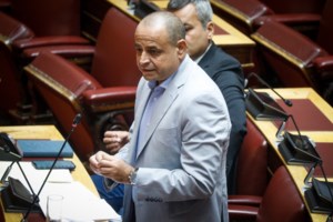 Βαρύ πένθος στην κηδεία του Νεκτάριου Σαντορινιού: Με δύο σημαίες το φέρετρο - Ποιοι έδωσαν το παρών [εικόνες-βίντεο] - εικόνα 7