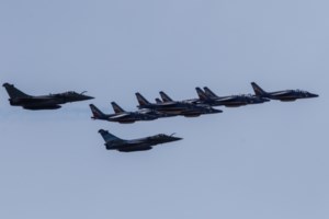 Γαλλία: Συνεντρίβη εκπαιδευτικό αεροσκάφος κατά τη διάρκεια επίδειξης - Αγνοείται ο πιλότος [βίντεο]