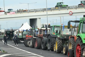 Στα γραφεία βουλευτών της Θεσσαλονίκης αγρότες του μπλόκου Δερβενίου – Παραδίδουν ψήφισμα διαμαρτυρίας [βίντεο] - εικόνα 2