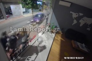 Τρομακτικό τροχαίο στο Νέο Φάληρο: Φορτηγό ψυγείο τούμπαρε και καταπλάκωσε παρκαρισμένο ΙΧ [εικόνες]