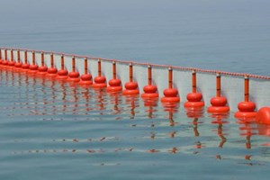 Άχρηστο το πλωτό φράγμα στα νησιά για την αποτροπή παράνομων μεταναστών: Θα χρησιμοποιηθεί για ...αντιρρύπανση