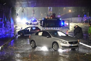 Βομβαρδισμένο τοπίο η Ανω Γλυφάδα μετά την κακοκαιρία – Ξεθάβουν αμάξια με... κουτάλια [εικόνες - βίντεο] - εικόνα 13