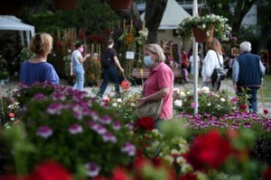 Κορονοπάρτι της χλιδής στη Μύκονο με μυστικές προσκλήσεις, διάσημους DJ και... παρκαδόρους [βίντεο]