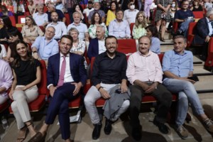 Η συνάντηση Kασσελάκη με δημοσιογράφους, η θέα στην Ακρόπολη και το σκυλάκι [εικόνες]