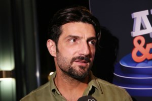 Νίκος Κουρής: Τα τρυφερά λόγια για τη σύντροφό του, Έλενα Τοπαλίδου - "Είμαστε 18 χρόνια μαζί και δεν έχει αλλάξει τίποτα" [βίντεο]