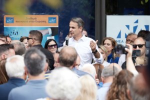 Conference League: Ο Κυριάκος Μητσοτάκης χαμογελαστός κρατάει τη σημαία του Ολυμπιακού - εικόνα 2