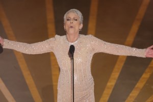 Oσκαρ: Viral η αγκαλιά Κε Χούι Κουάν-Χάρισον Φορντ - Χοροπηδούσε σαν παιδάκι, 30 χρόνια μετά το "Ιντιάνα Τζόουνς" - εικόνα 5