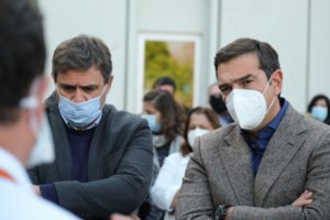 Παρατηρητήριο Fake news της ΝΔ: "Στημένη" η φωτογραφία με τα παιδιά στο καφενείο της Ηλείας