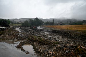 Κακοκαιρία Daniel: Ο κόσμος περιμένει σε ατελείωτες ουρές για μια 6άδα εμφιαλωμένο νερό...  [βίντεο] - εικόνα 2