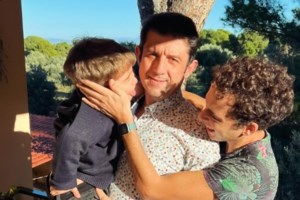 Μιχάλης Οικονόμου: Παντρεύτηκε τον σύντροφό του, Γιώργο Μακρή με πολιτικό γάμο – Eικόνες