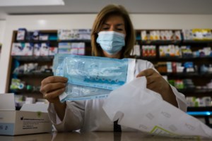 Γκρίνιες Λουράντου: Οι πολίτες μας έχουν "αλλάξει τα πετρέλαια" με τα self test και τα εμβόλια