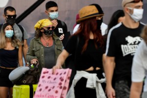 Κορονοϊός - Εξαδάκτυλος: Οσοι επιστρέφουν από διακοπές, να φορούν μάσκα 7 ημέρες