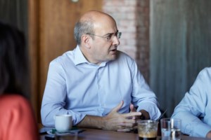 Πέθανε ο διευθυντής του ΕΦΚΑ Πατησίων στο γραφείο του, βγάζοντας συντάξεις την Κυριακή - Η ανάρτηση Χατζηδάκη