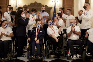 Η Σακελλαροπούλου με μέλη της ελληνικής αποστολής στους Παραολυμπιακούς: Χρέος μας μια ισότιμη καθημερινότητα