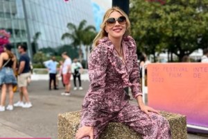 Σμαράγδα Καρύδη: Γιορτάζει τα γενέθλιά της ξαπλώνοντας με το μαγιό της σε αιώρα [εικόνες]