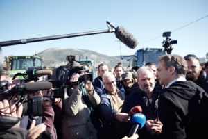 Αγρότες έριξαν γάλα και άχυρα στο κέντρο της Καρδίτσας - Θα διανυκτερεύσουν στην πλατεία της Λάρισας [εικόνες-βίντεο] - εικόνα 11