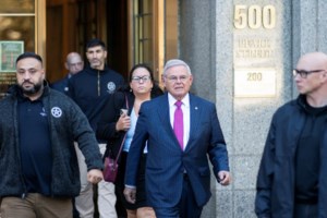 Σε δύσκολη θέση ο Μπομπ Μενέντεζ: Νέα κατηγορία σε βάρος του με την εμπλοκή της βασιλικής οικογένειας του Κατάρ