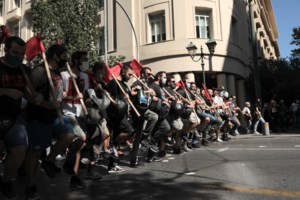 Θεσσαλονίκη: Απίστευτη κορονο-διαδήλωση φοιτητών για το νομοσχέδιο για ΑΕΙ- Ο ενας πάνω στον άλλο... [εικόνες βίντεο] - εικόνα 3